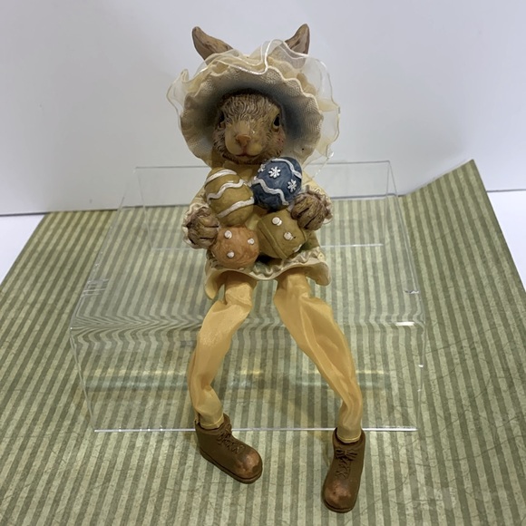 Sitting bunny resin figurine swinging legs - Picture 4 of 14